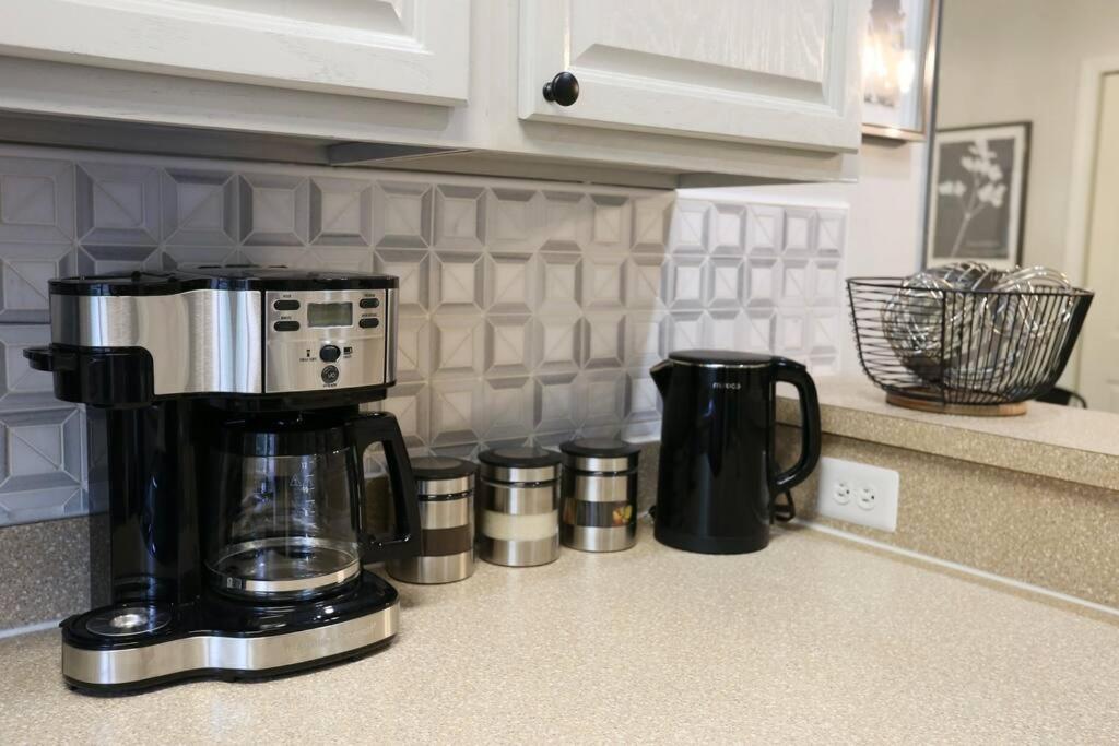 Renovated Modern Industrial Suite 2 Bedroom Condo Gainesville Exterior photo